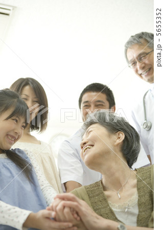笑顔の患者とその家族 笑顔の患者とその家族 5655352