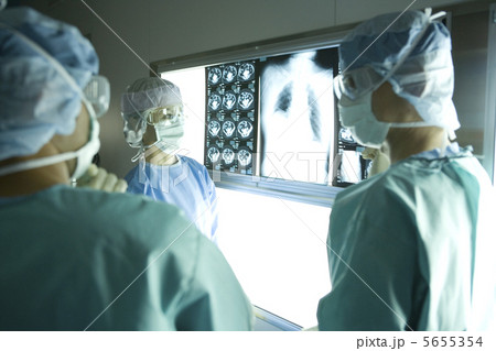 レントゲン写真を見る外科医 レントゲン写真を見る外科医 5655354