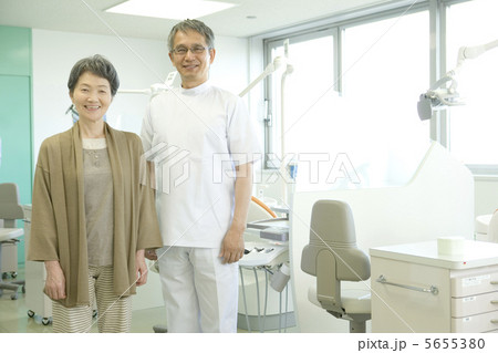 年配の患者と歯科医師のポートレート 5655380