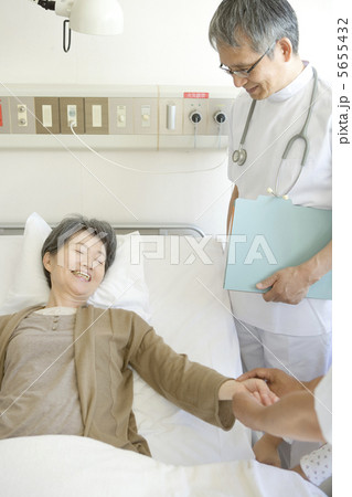 ベッドの上の患者と医師 5655432
