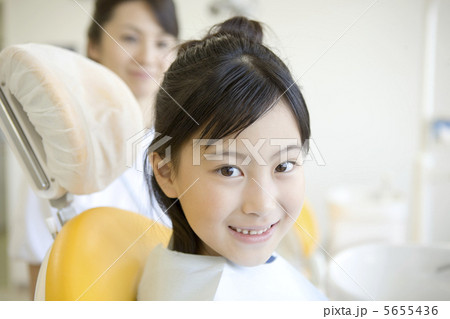 歯科医院の診察台に座る少女 5655436