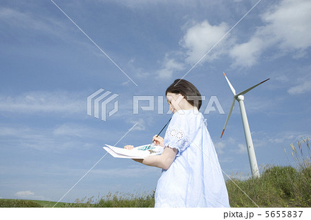 青空の下でスケッチをする女性 5655837