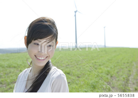 草原で笑う女性のポートレート 5655838