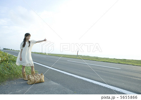 ヒッチハイクをする女性 5655866
