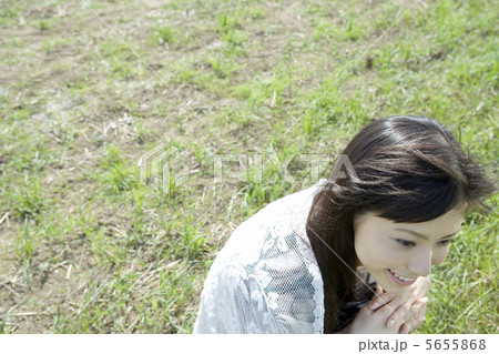 草原にしゃがむ女性 5655868