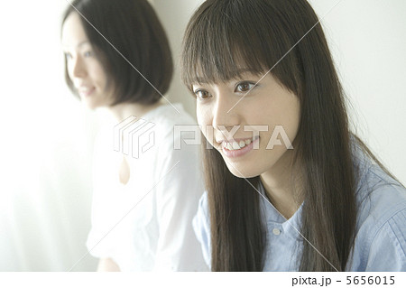 笑顔の女性2人の横顔 笑顔の女性2人の横顔 5656015