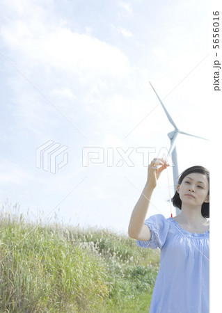 風車を背に温度計を手にする女性 5656016