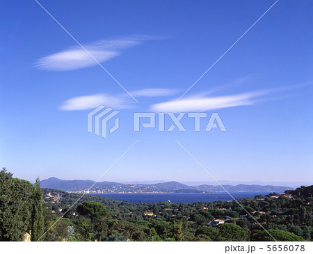 サン・トロペ湾と白い雲 5656078