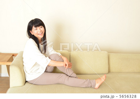 ソファでくつろぐ女性 ソファでくつろぐ女性 5656328
