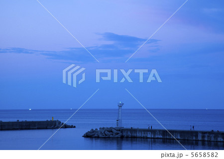 夕暮れと灯台 5658582