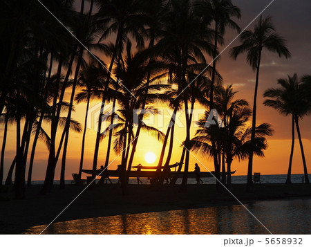 サンセットとカヌー 5658932