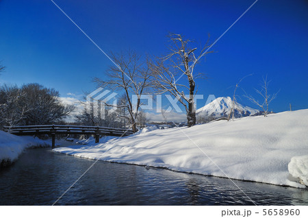 忍野の冬景色 5658960