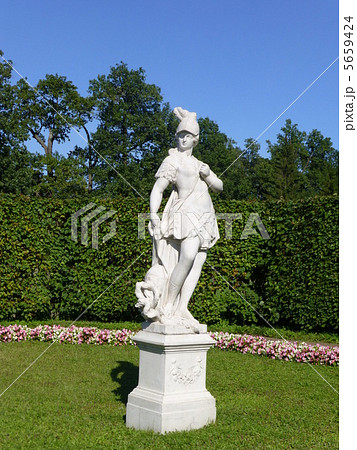 エカテリーナ宮殿の庭園の石像(ロシア：ツァールスコエ・セロー) 5659424