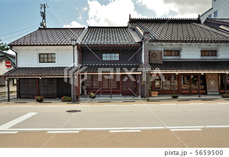 高岡散歩・山町筋 土蔵造りの町並み 高岡散歩・山町筋 土蔵造りの町並み 5659500