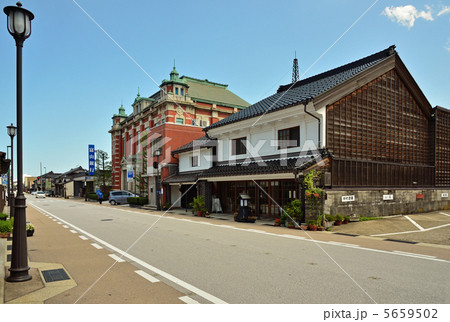 高岡散歩・山町筋　土蔵造りの町並み　赤レンガの銀行 5659502