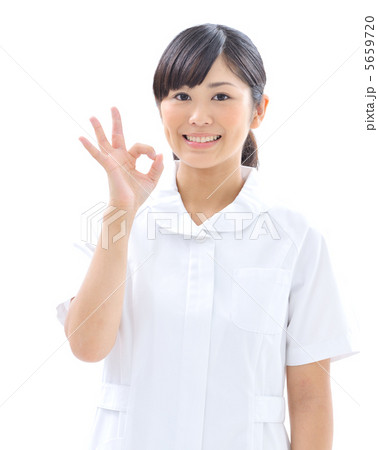 若い女性白バック 5659720