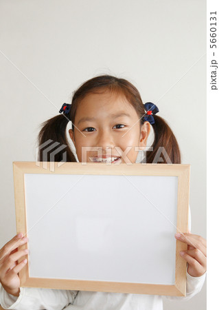 ホワイトボードを持つ女の子 5660131