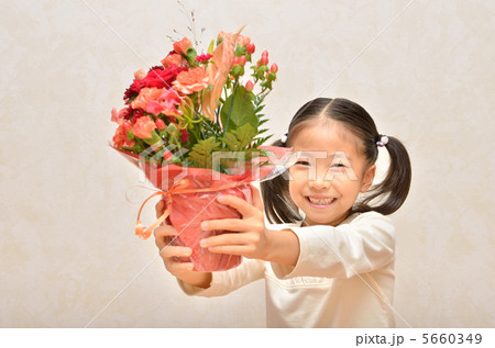花束を差し出す女の子 5660349