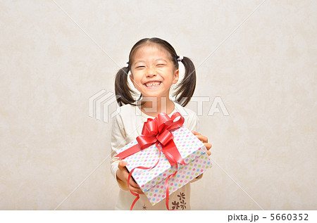 プレゼントを差し出す女の子 5660352