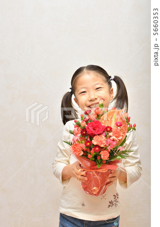 花束を差し出す女の子 5660353