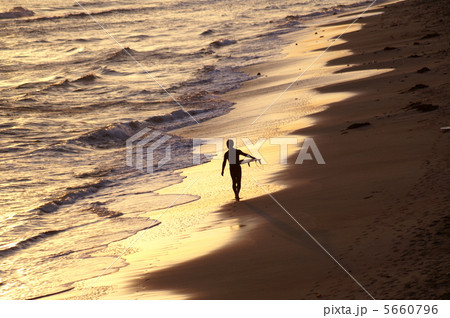孤独なサーファー 5660796