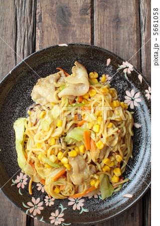 野菜たっぷりカレー焼きそば 野菜たっぷりカレー焼きそば 5661058