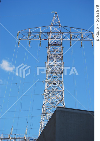 変電所の高圧鉄塔 変電所の高圧鉄塔 5662679