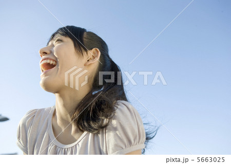 青空の下で笑う20代女性 青空の下で笑う20代女性 5663025