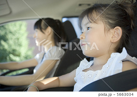車で出かける母と娘 5663034