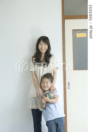 仲良く寄り添う母と娘 5663035