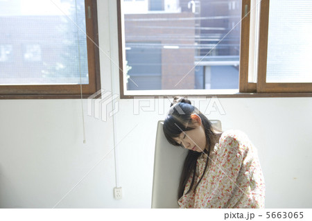 椅子にもたれ眠る20代女性 椅子にもたれ眠る20代女性 5663065