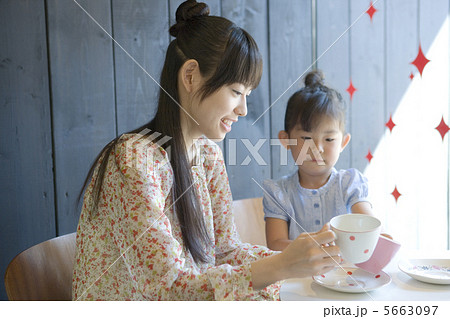 カフェでお茶をする母と娘 カフェでお茶をする母と娘 5663097