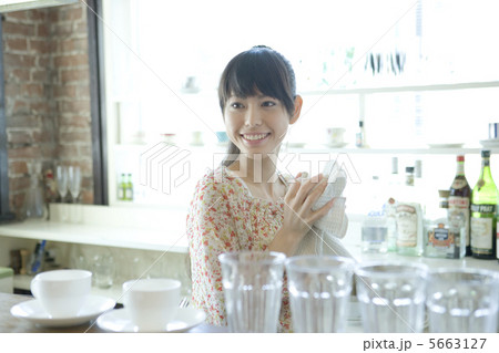 カフェで働く20代女性 5663127