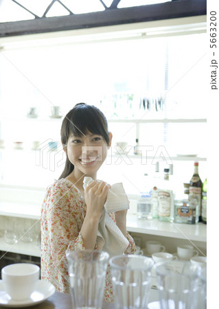 カフェで働く20代女性 5663200