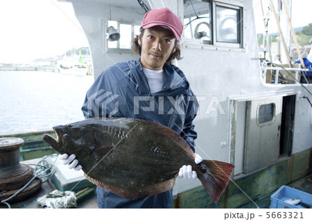 獲れた魚を持つ漁師 5663321