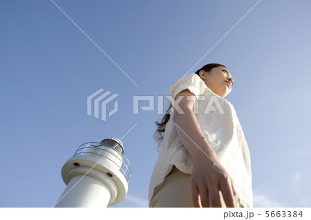 青空の下の20代女性のポートレート 青空の下の20代女性のポートレート 5663384