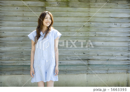 笑顔の20代女性のポートレート 5663393