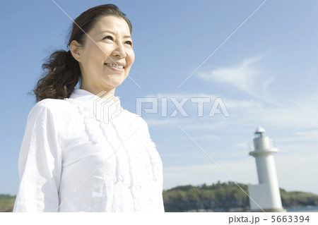青空の下で笑う50代女性のポートレート 青空の下で笑う50代女性のポートレート 5663394