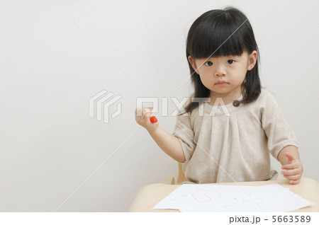 絵をかく女の子 5663589
