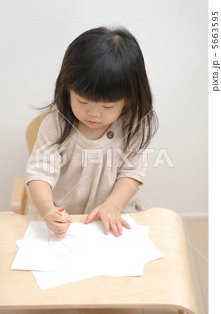 絵をかく女の子 5663595