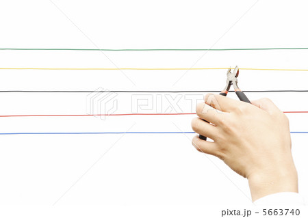 カラフルなコードとペンチを持つ手 5663740