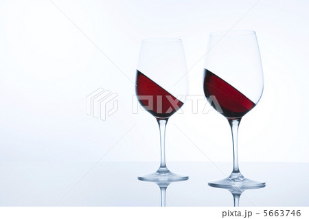 赤ワインの入った二つのグラス 赤ワインの入った二つのグラス 5663746