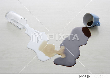 横に倒れた牛乳のグラスとコーヒーのマグカップ 5663758