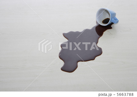 倒れたマグカップからこぼれるコーヒー 5663788