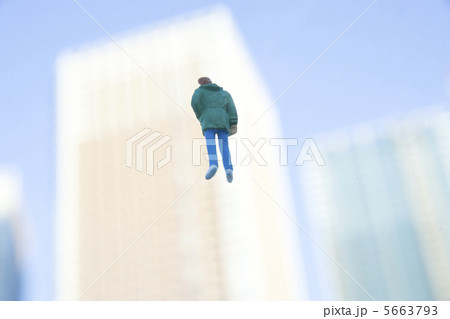 空中に浮いた男性の人形の後姿 空中に浮いた男性の人形の後姿 5663793