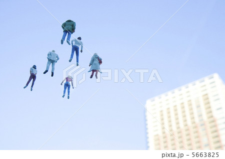 空中に浮いた人型の人形たち 5663825