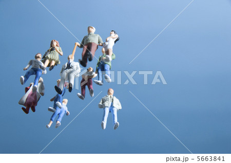 沢山の人型の人形の真下からの図 沢山の人型の人形の真下からの図 5663841