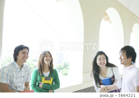 キャンパスの大学生 5664221
