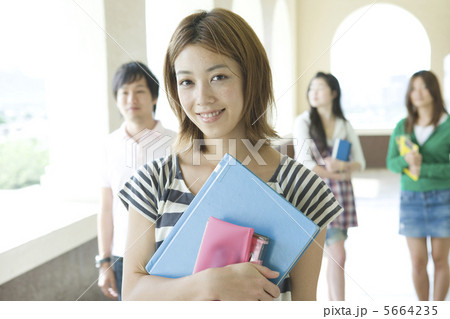 キャンパスの大学生 キャンパスの大学生 5664235