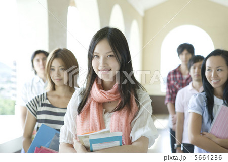 キャンパスの大学生 5664236